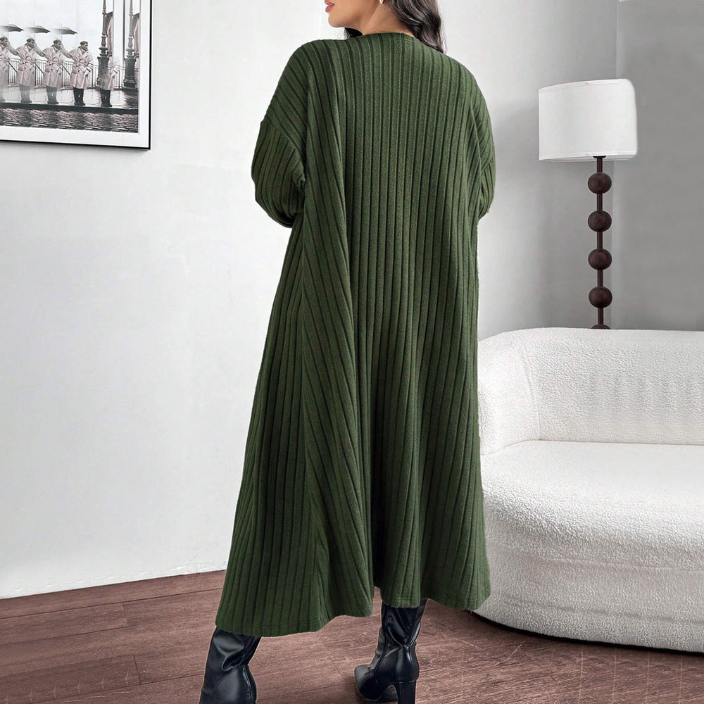 Dame lang strikkjole med elegant ribdesign og åben cardigan Stilla