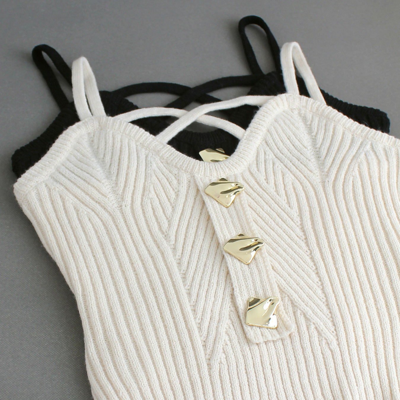 Dame cropped strik top med moderne stropper og struktureret design Stilla