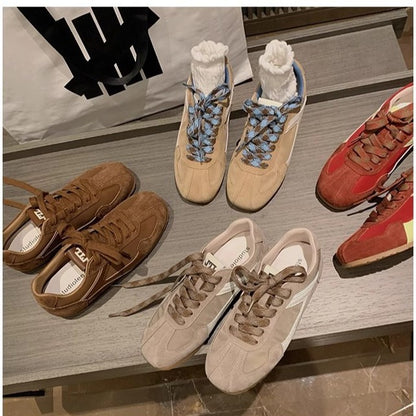 Dame Sneakers i retro-stil med unikt design og åndbar polstring Stilla