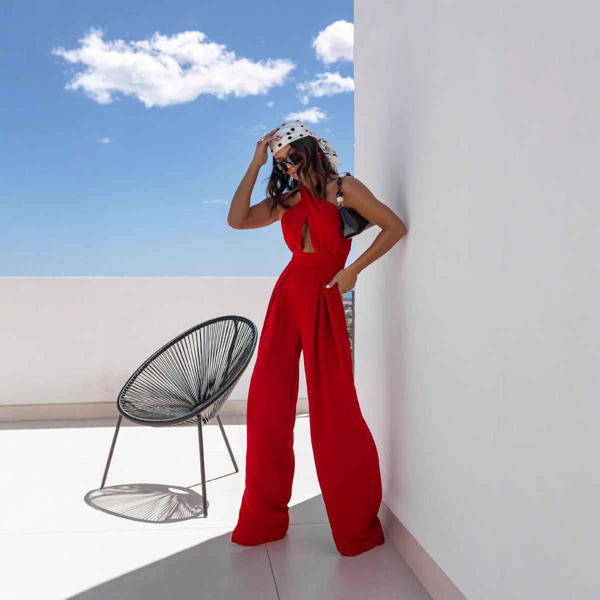 Dame jumpsuit med dyb V-udskæring og elegant snit Stilla