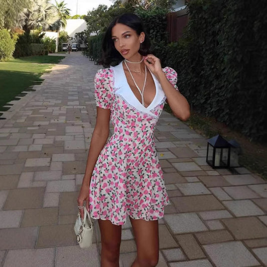 Dame designerkjole med polka prikker og elegant spids krave Stilla