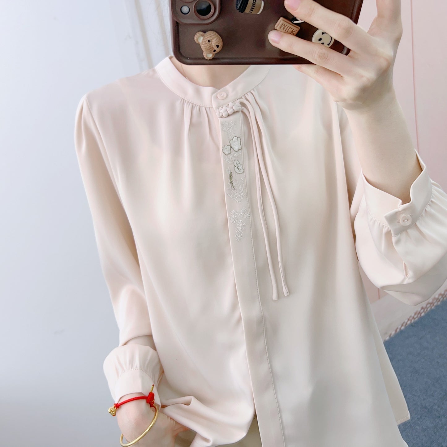 Dame elegant bluse med kunstnerisk broderidesign og indsnøring Stilla