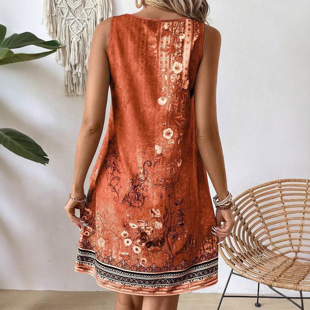 Dame afslappet sommerkjole med blomsterprint og elegant bund Stilla