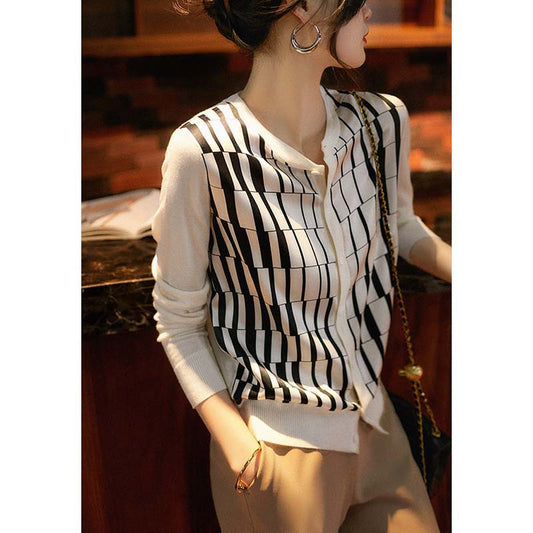 Dame elegant bluse med geometrisk design og knapfri udskæring Stilla