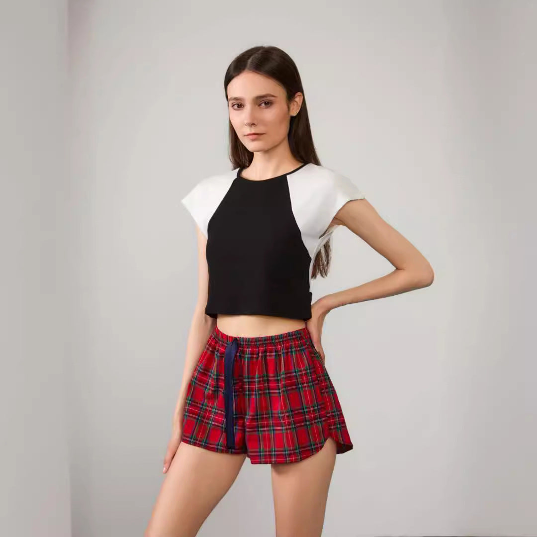 Dame afslappet crop-top med moderne V-patch og ternede shorts Stilla