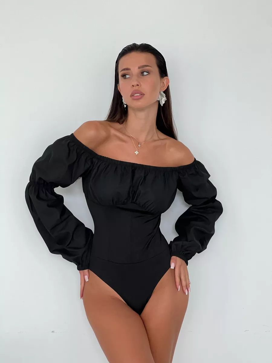 Dame Off-Shoulder Bodysuit med voluminøse ærmer og tætsiddende snit Stilla