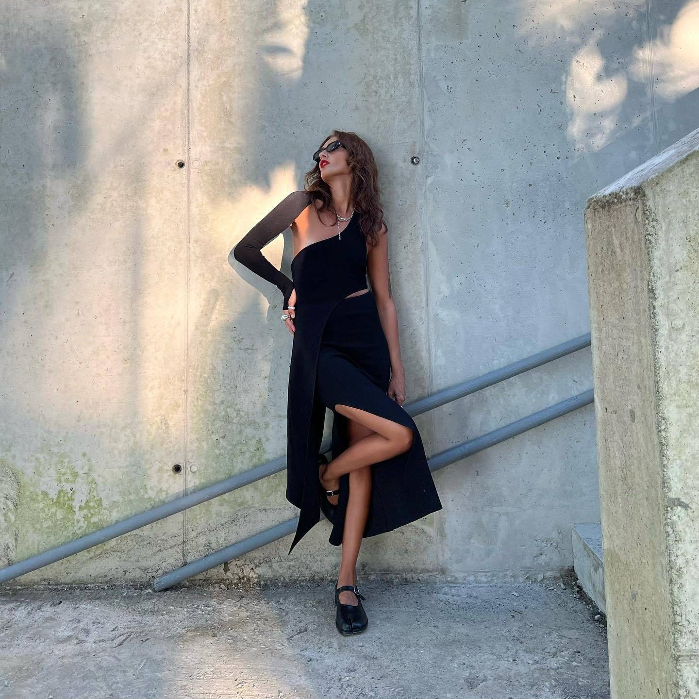 Dame Cut-Out Maxikjole med asymmetrisk design og en ærme Stilla