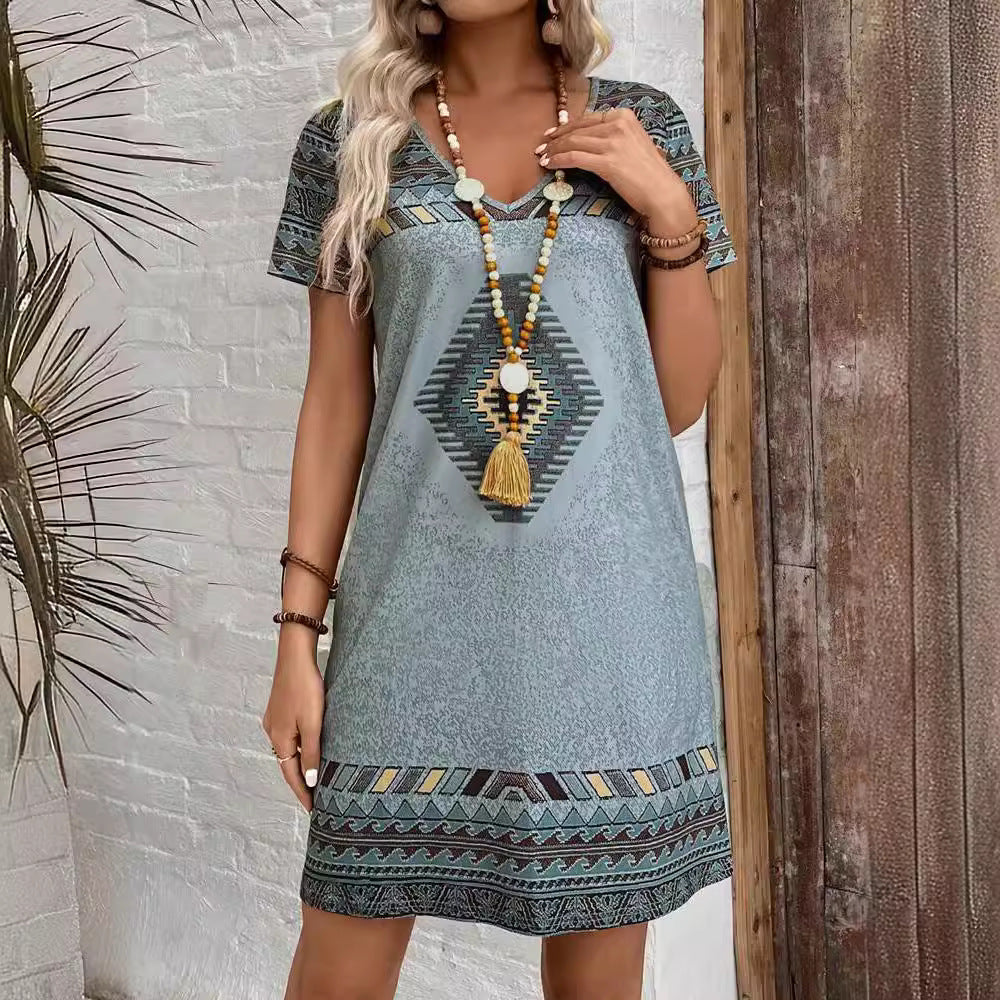 Dame afslappet strandkjole med V-udskæring og farverigt etnisk design Stilla