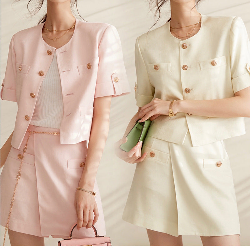 Dame elegant blazer-sæt med korte ærmer og gyldne knapdetaljer Stilla