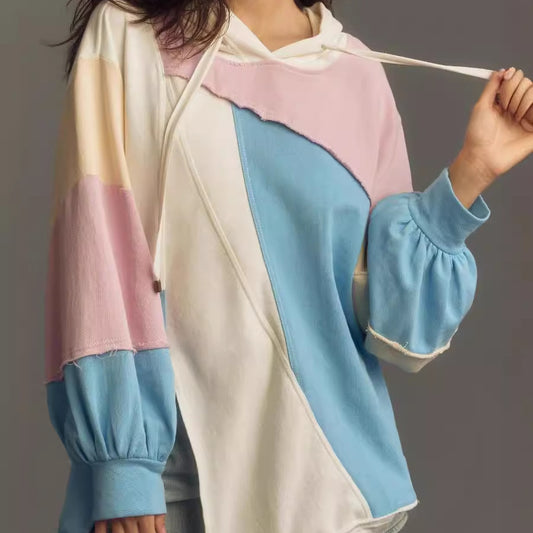 Dame afslappet hættetrøje med innovativt farveblokdesign Stilla