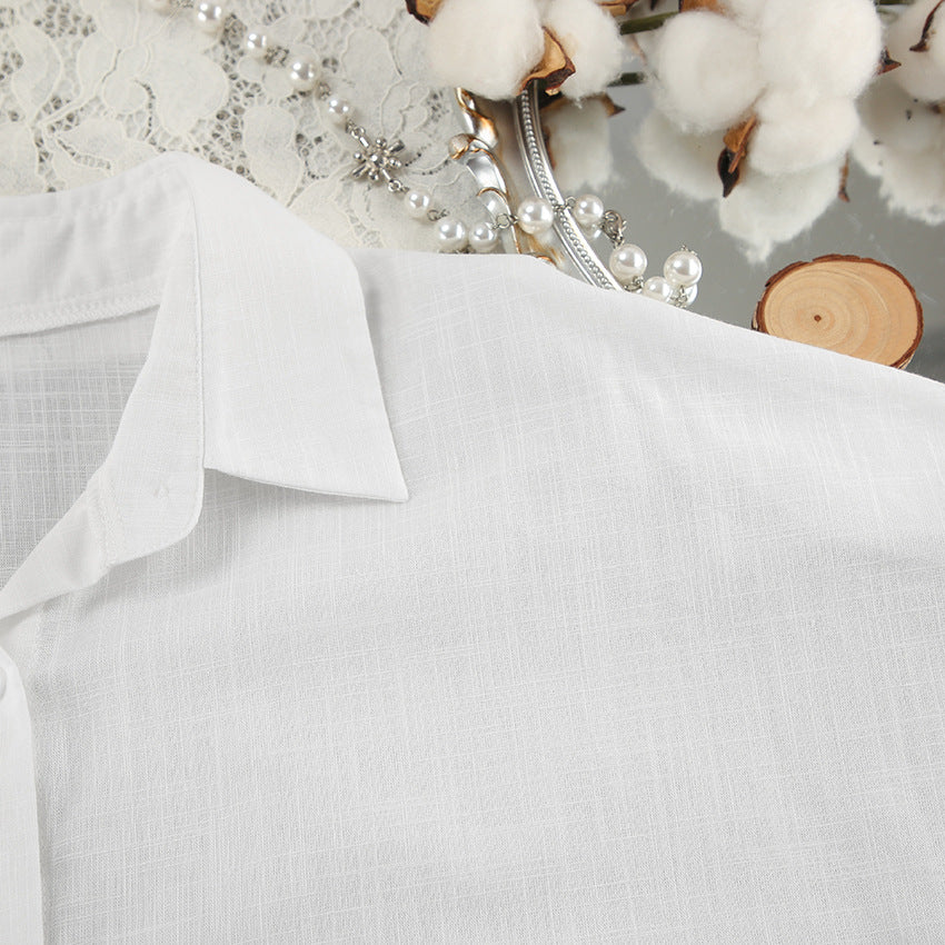 Dame afslappet bluse lavet af let hørstof med overliggende skuldre og knapdetaljer Stilla