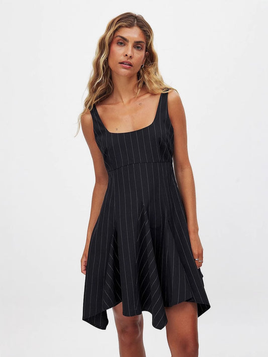 Dame A-linjekjole med moderne stribemønster og asymmetrisk kant Stilla