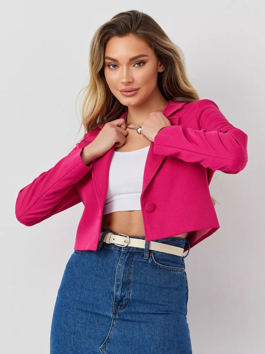 Dame Cropped Blazer med elegant revers og minimalistisk knapliste Stilla