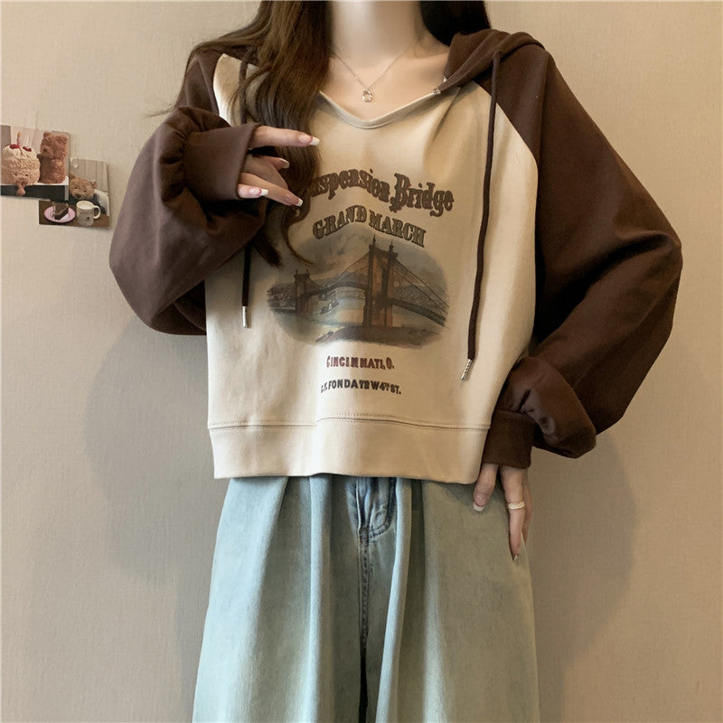 Dame Cropped Graphic Hoodie med Vintage Kunstværk Stilla