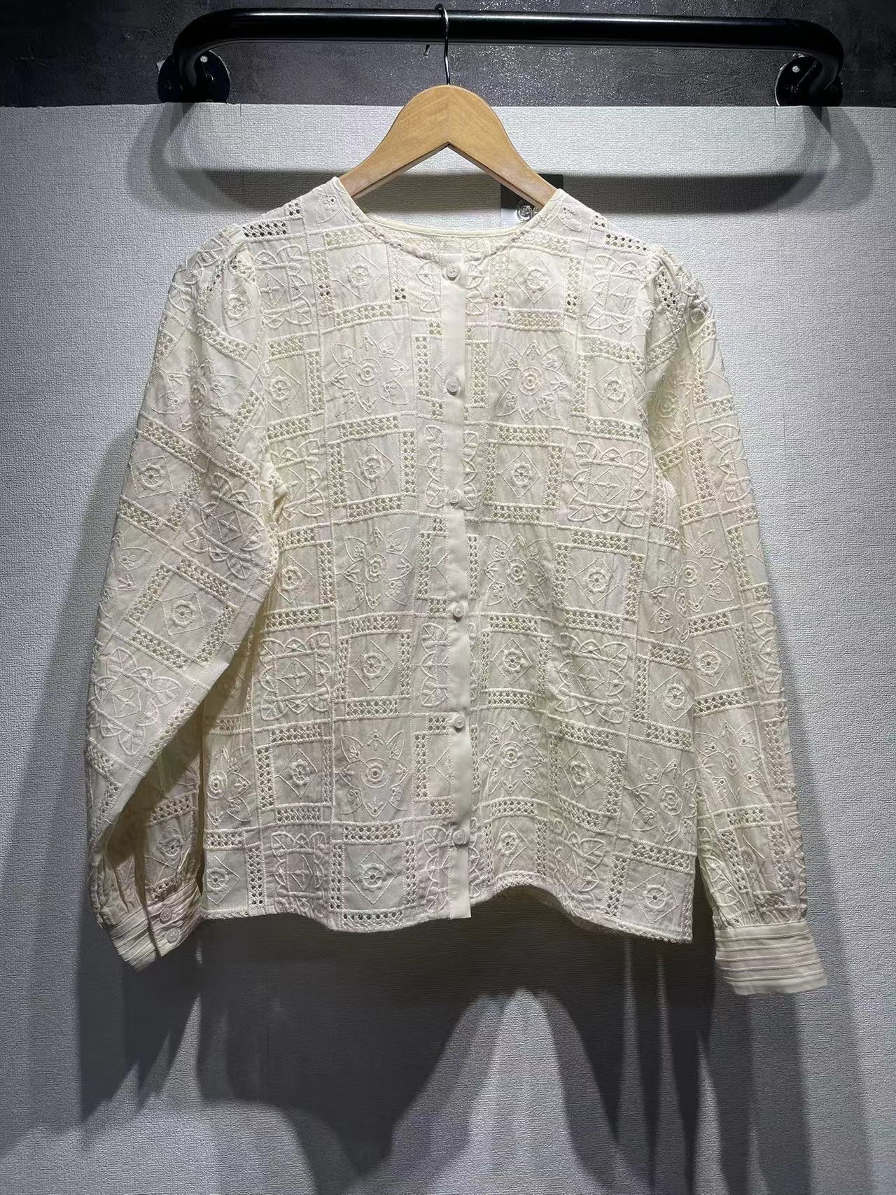 Dame elegant bluse med fint hulsyndesign og dekorativ ståkrave Stilla