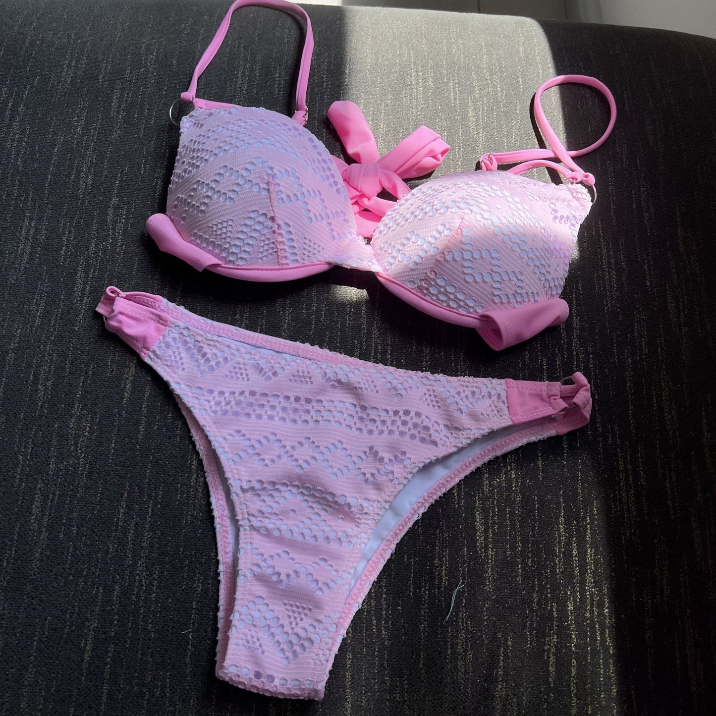 Dame bikini-sæt med forførende spidsindsats og stort design Stilla