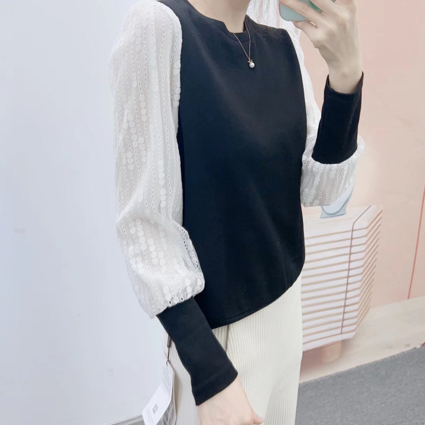 Dame Elegant Bluse med fine spidsærmer og stilfuld rund halsudskæring Stilla