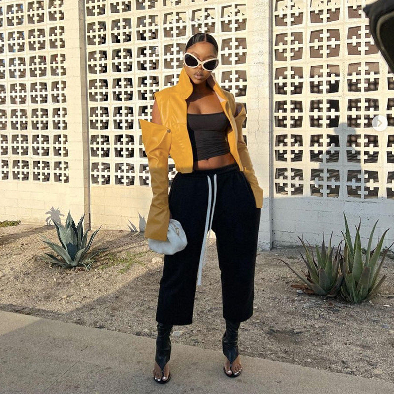 Dame cropped kunstlæder blazer med spændende cut-out ærmer Stilla