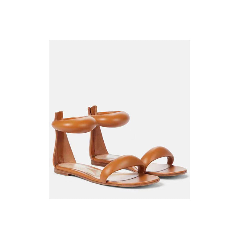 Femme Stilfulde Flade Sandaler med Unik Snoet Rem Design  Stilla