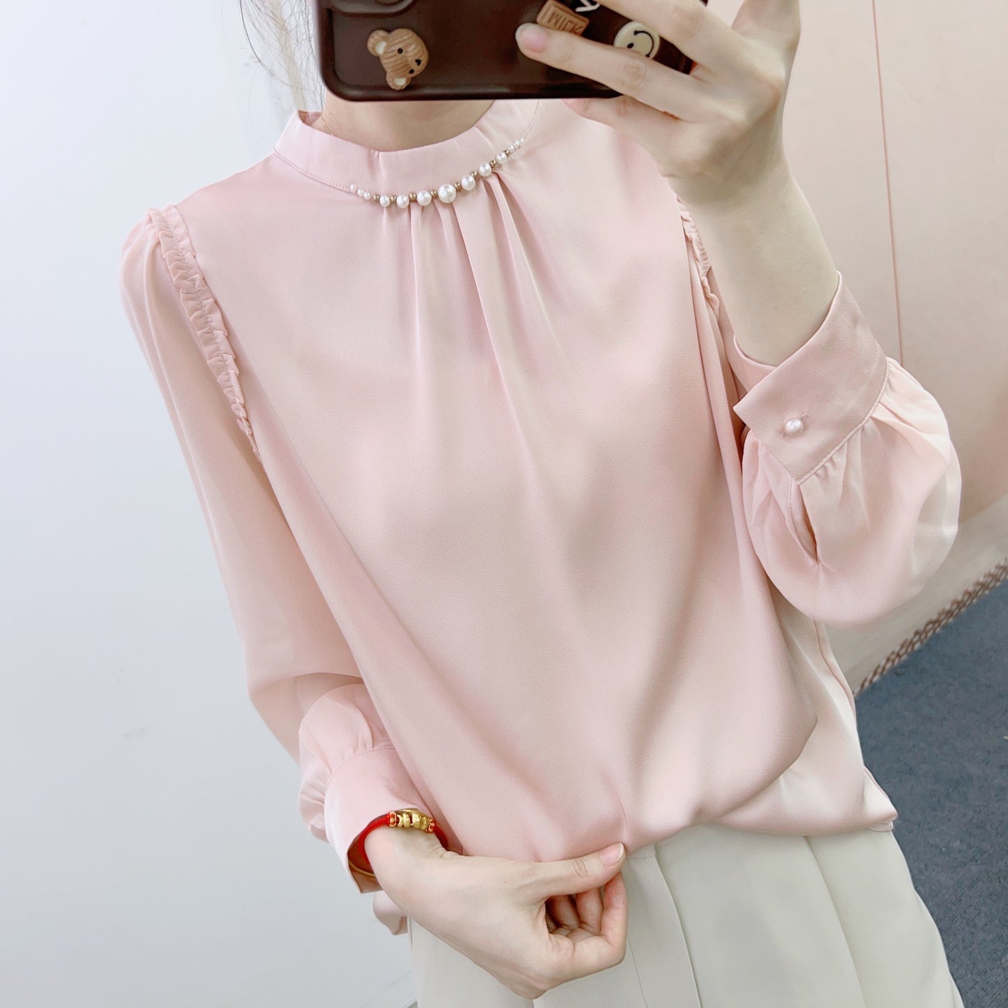 Dame elegant bluse med rynkedetaljer og perlesmykker Stilla