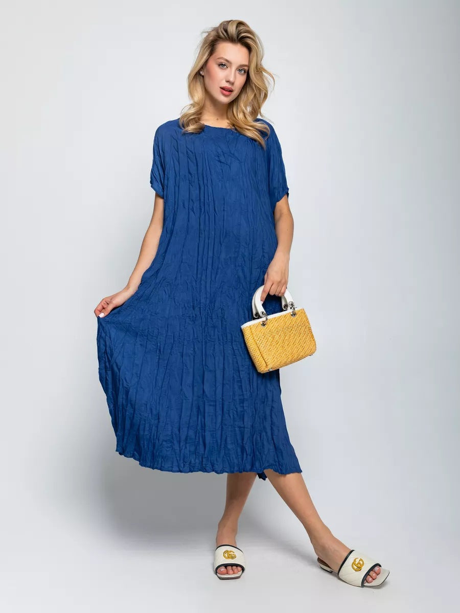 Dame afslappet midikjole i let stof med plissering og kort ærme Stilla