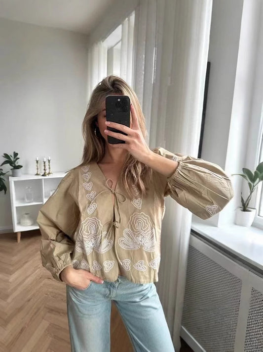 Dame elegant bryllupsbluse med kunstnerisk broderidesign og flæsedetaljer Stilla