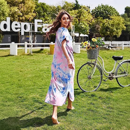 Dame afslappet maxikjole med sideslids og moderne batikdesign Stilla