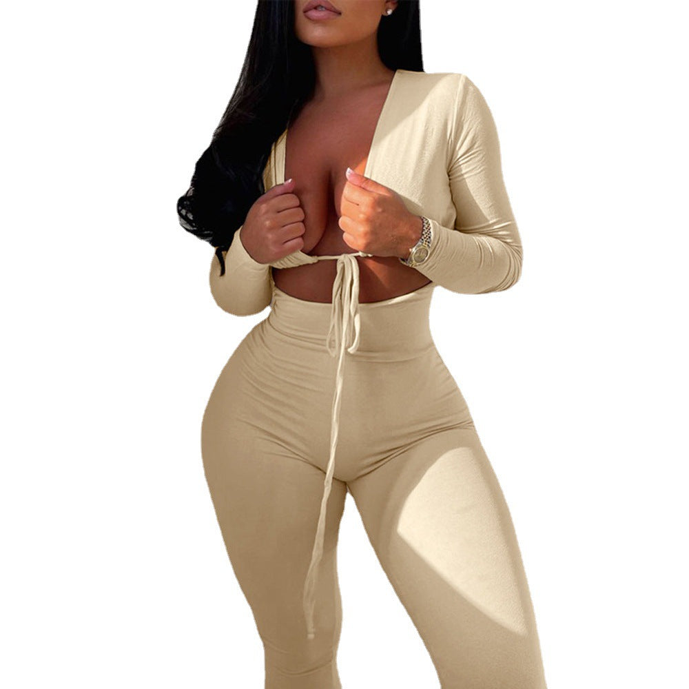 Dame figursyet jumpsuit med dyb V-udskæring og elegante lange ærmer Stilla
