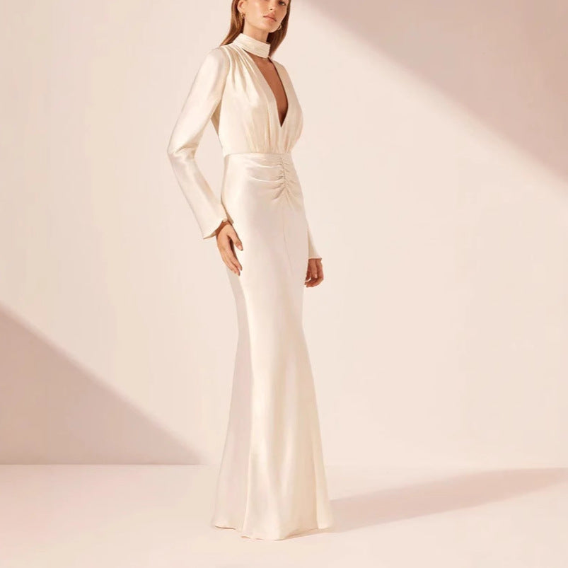 Dame elegant aftenkjole med dyb V-udskæring og raffinerede folder Stilla