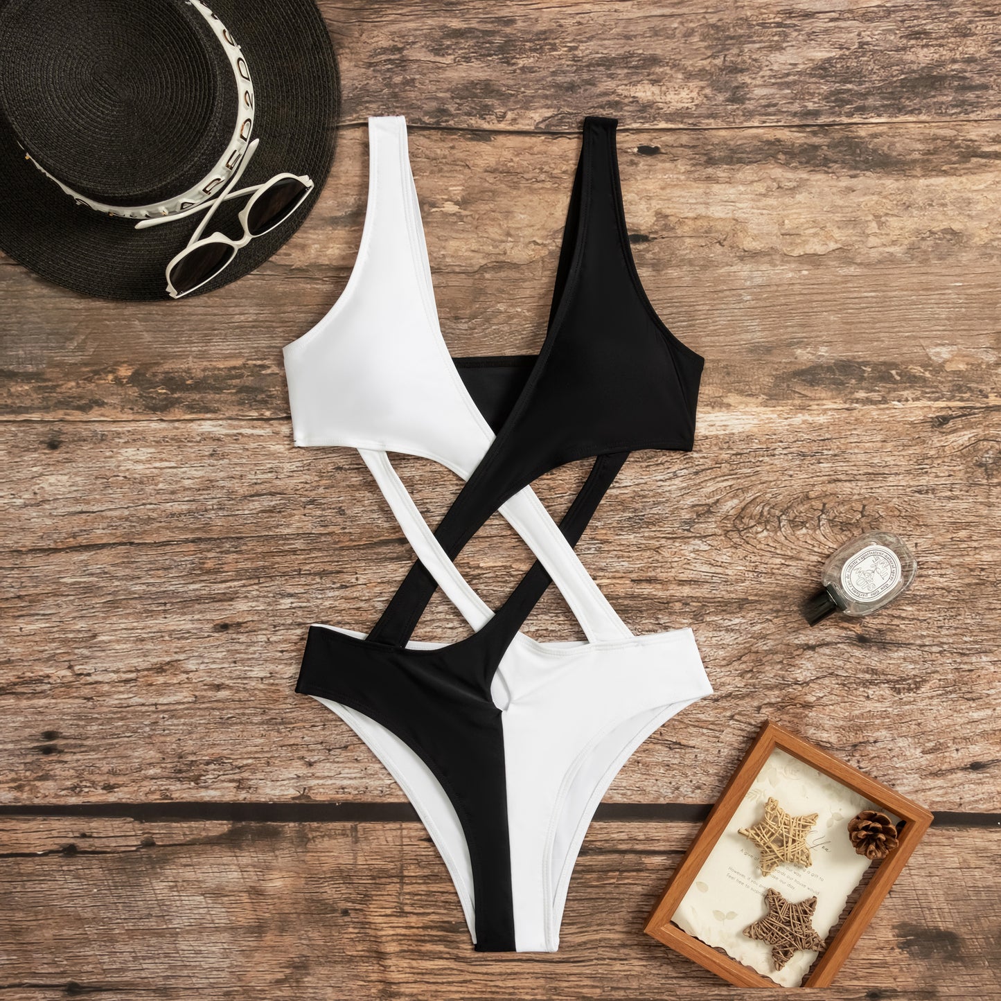 Dame Eintøj Badedragt med spændende Criss-Cross-design og dyb V-udskæring Stilla