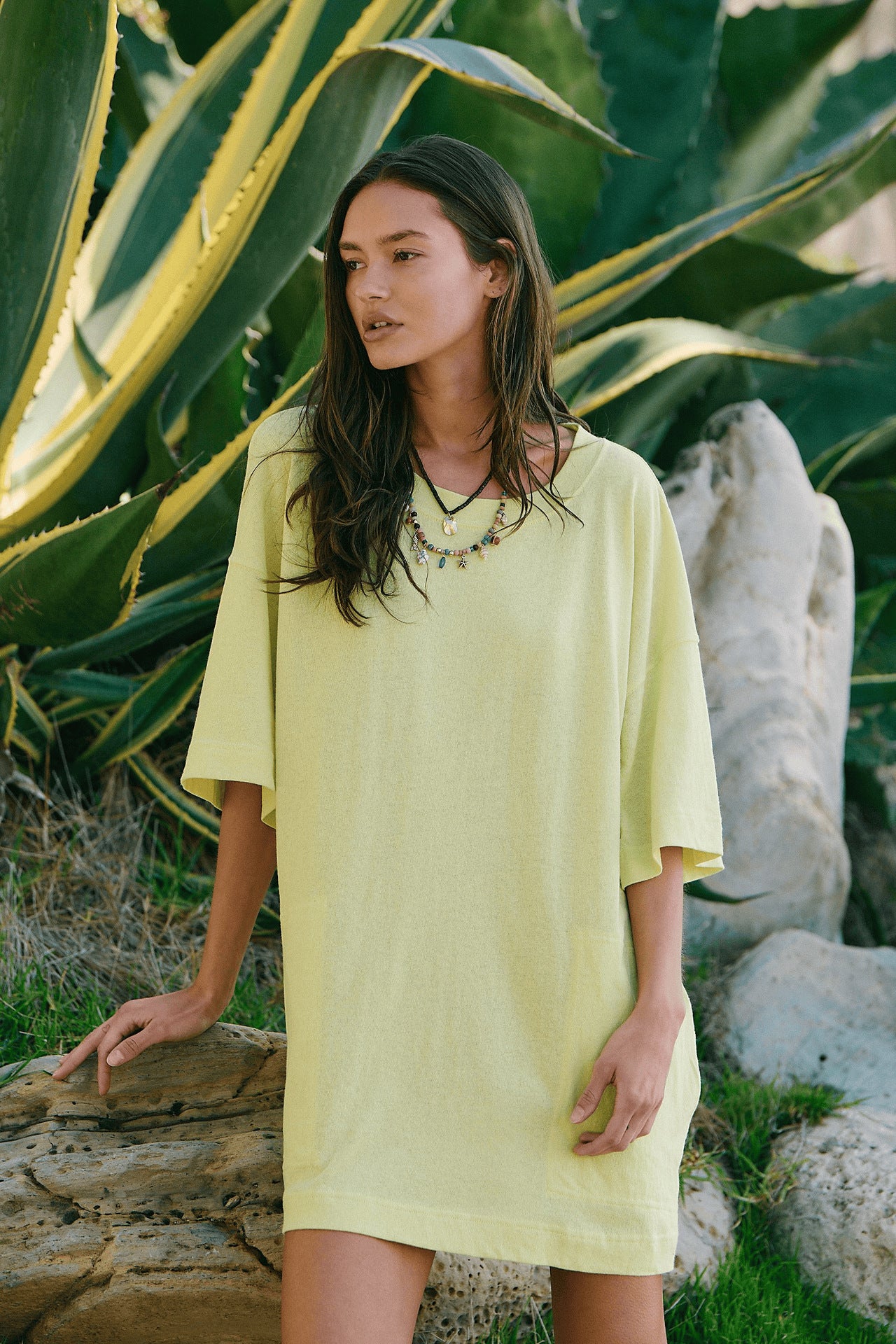 Dame afslappet kortærmet T-shirt kjole med dyb V-udskæring og praktiske lommer Stilla