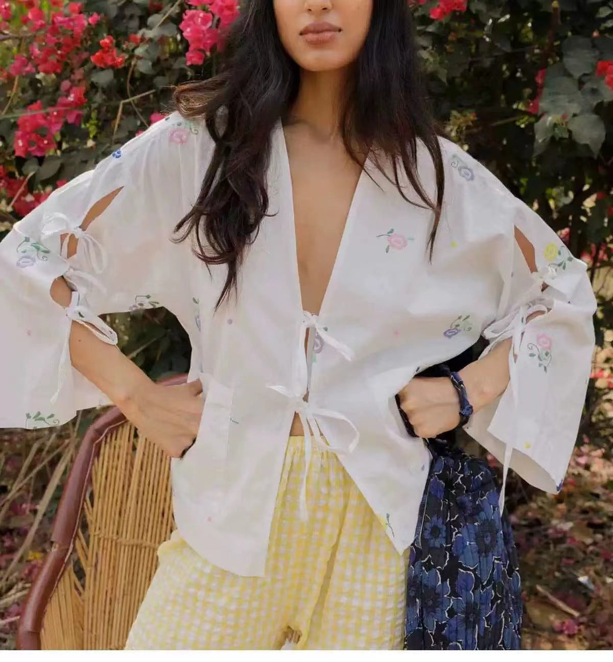 Dame afslappet bluse med florale broderier og legende detaljer Stilla