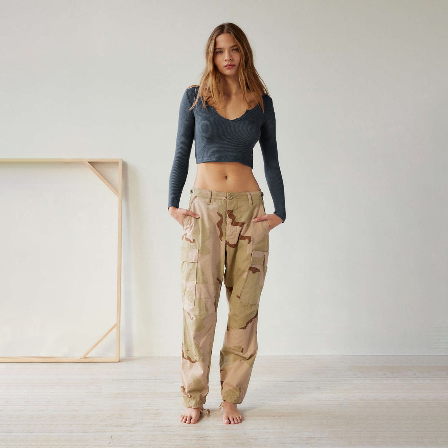 Dame afslappet langærmet rib-top med V-udskæring og fint slidsdesign Stilla