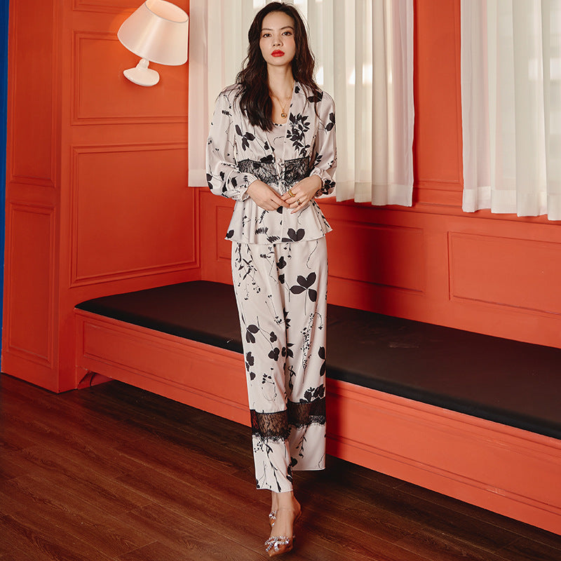 Dame satin-jumpsuit med florale accenter og fine blondeudsmykninger Stilla