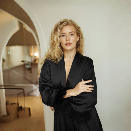 Dame elegant badekåbe med fine fjer og smart V-udskæring Stilla