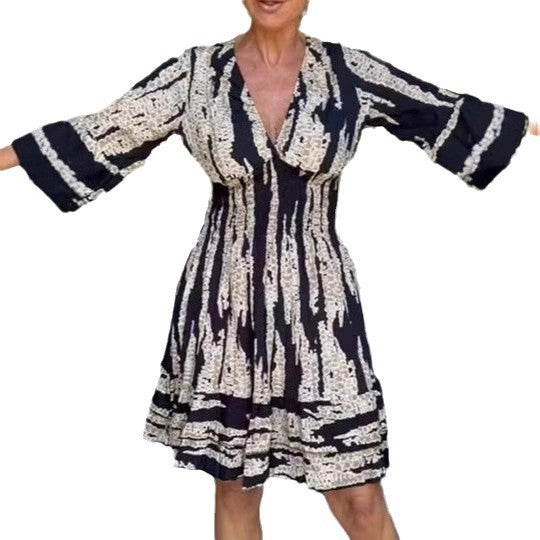 Dame afslappet sommerkjole med V-hals og trendy mønster Stilla