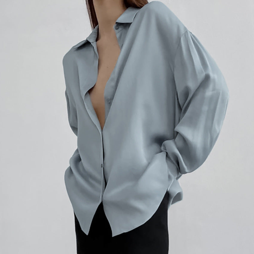 Dame Elegant Bluse med dyb V-udskæring og let satin-finish Stilla