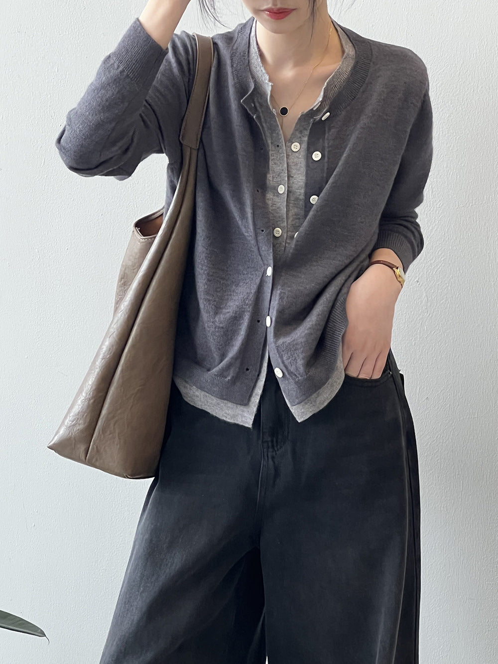 Dame afslappet cardigan lavet af fin strikkvalitet med knaplukning Stilla