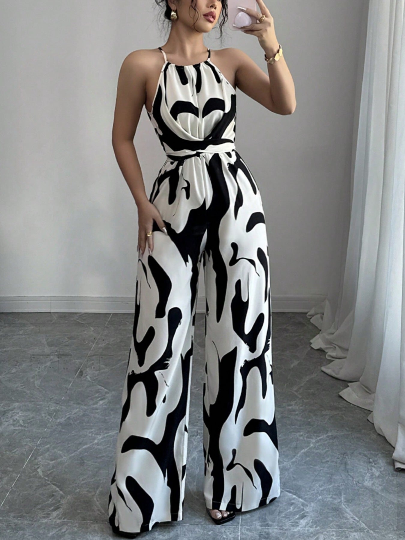 Dame jumpsuit med høj krave og elegant drapering Stilla