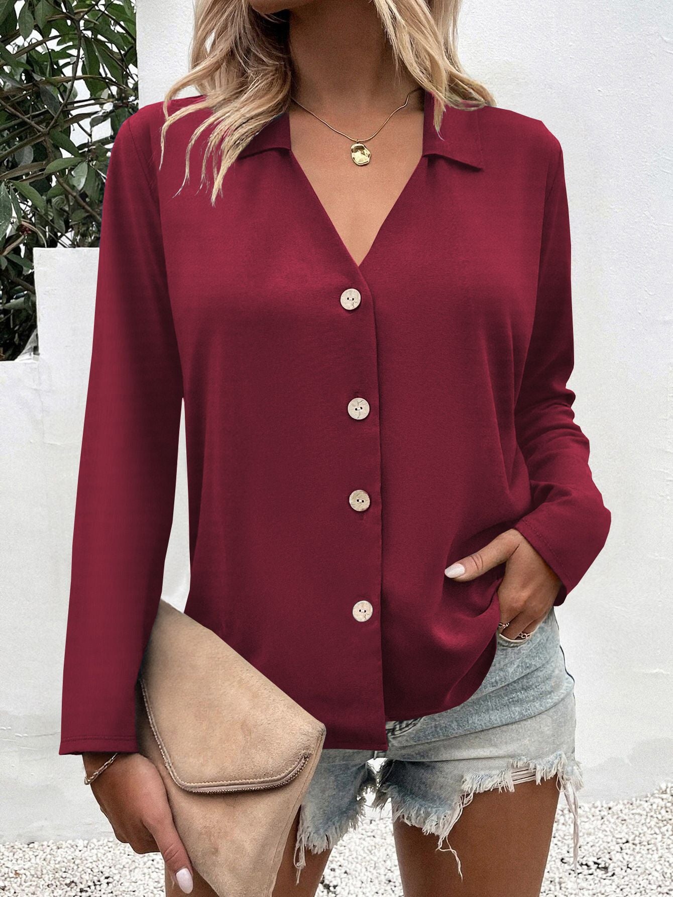 Dame elegant bluse med V-hals og knapdetaljer Stilla