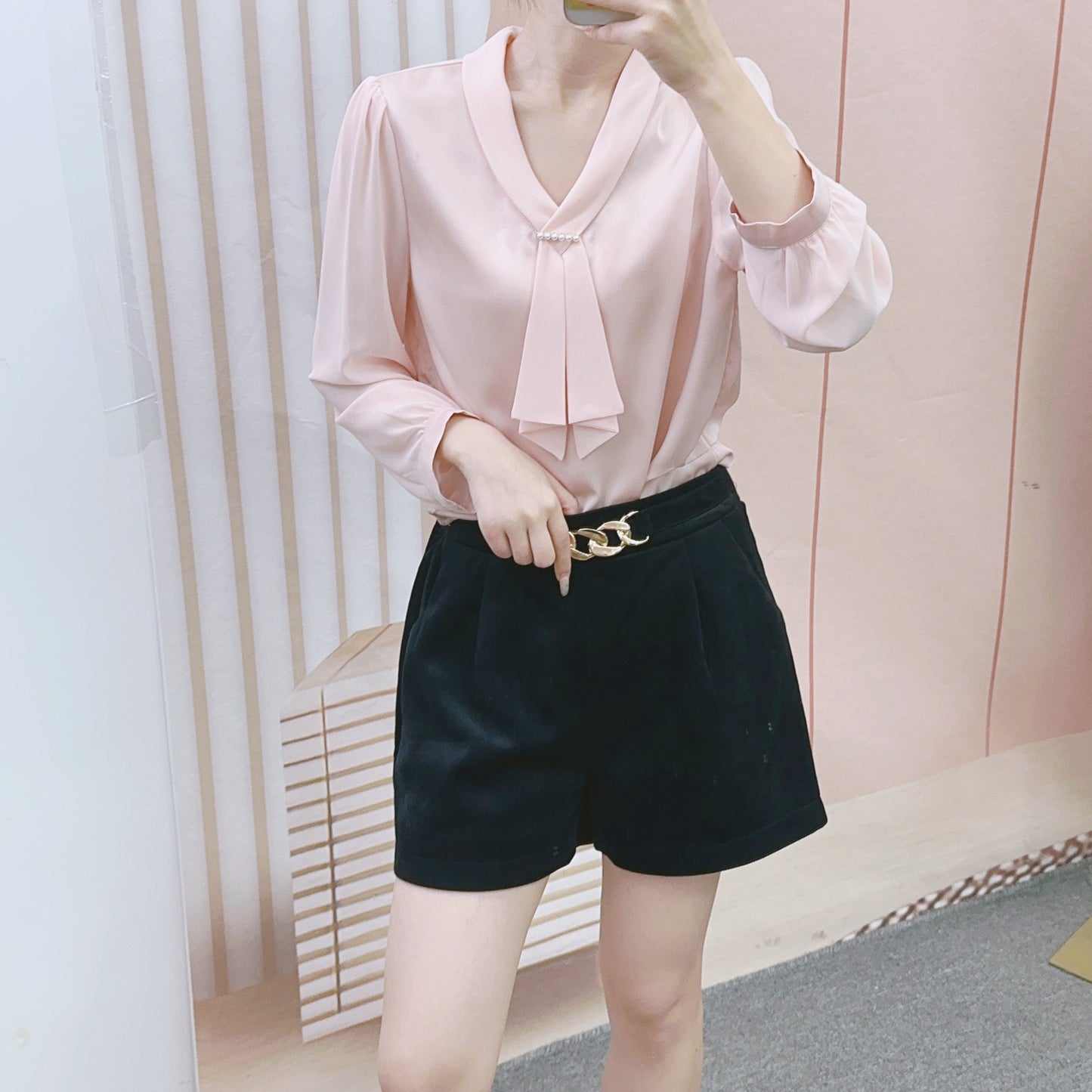 Dame Elegant Bluse med dekorative folder og perlebesat krave Stilla