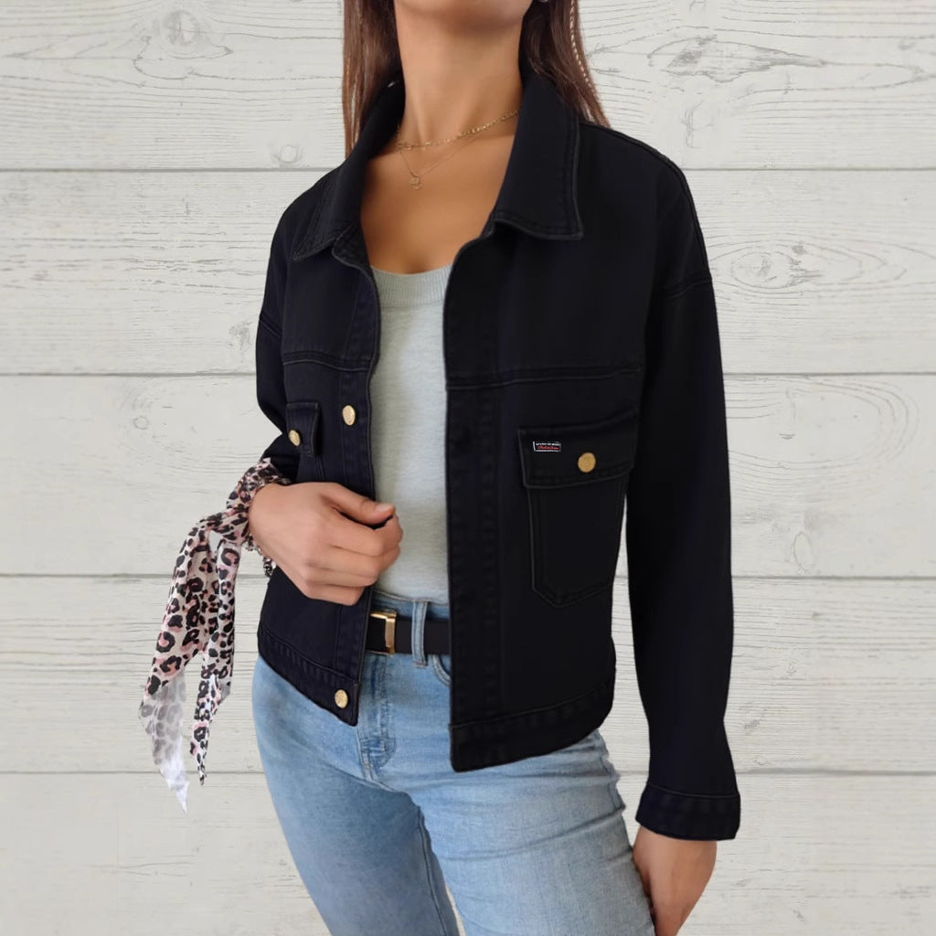 Dame denimjakke i klassisk snit med praktiske brystlommer og dekorative knapdetaljer Stilla