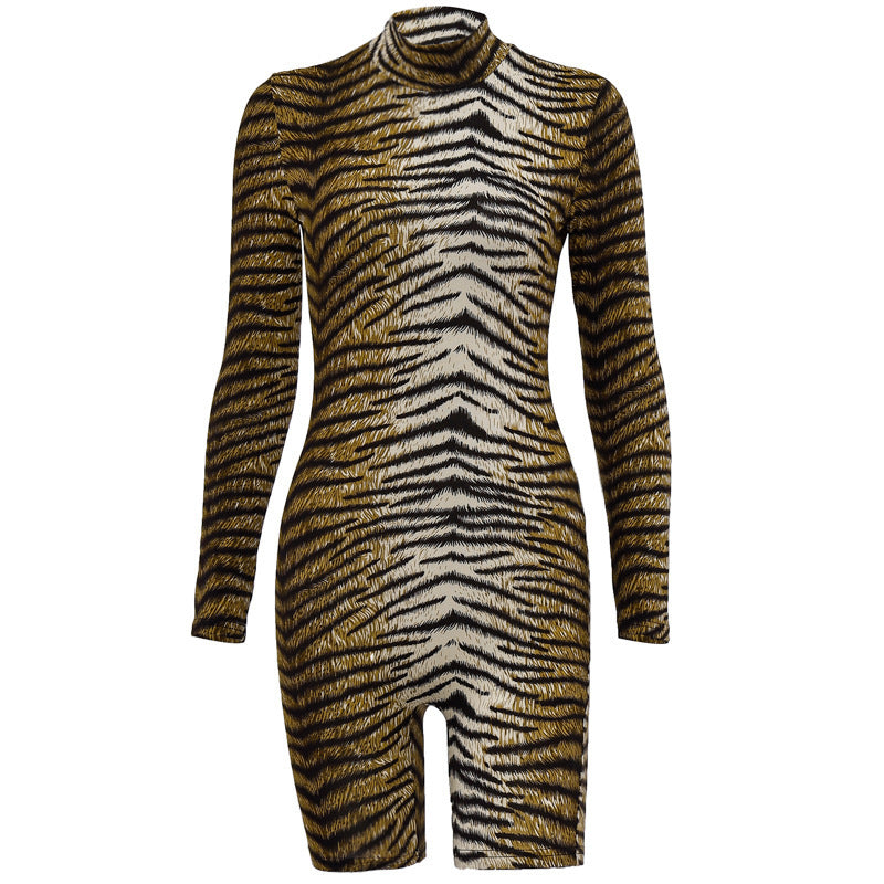 Dame gulvlængde jumpsuit med spændende leopardmønster og tæt siddende snit Stilla
