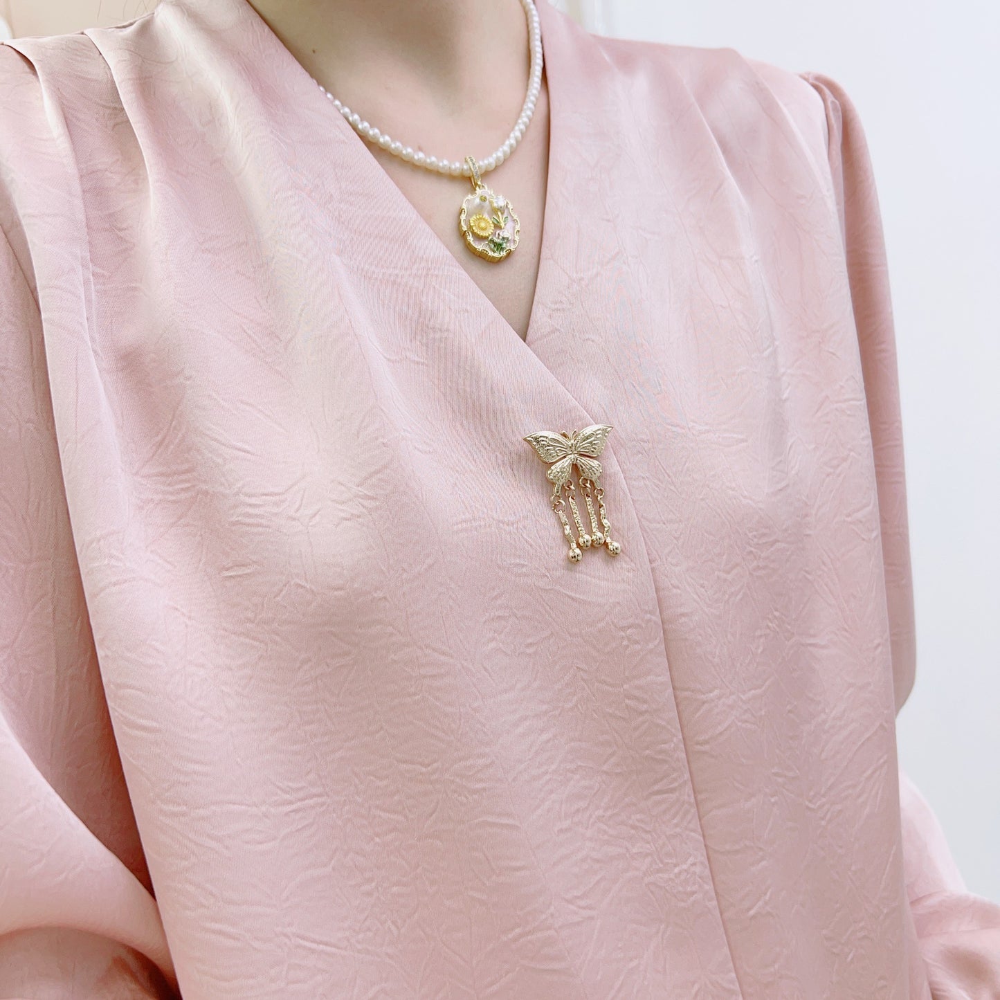 Dame elegant bluse med V-udskæring og dekorative pufærmer Stilla