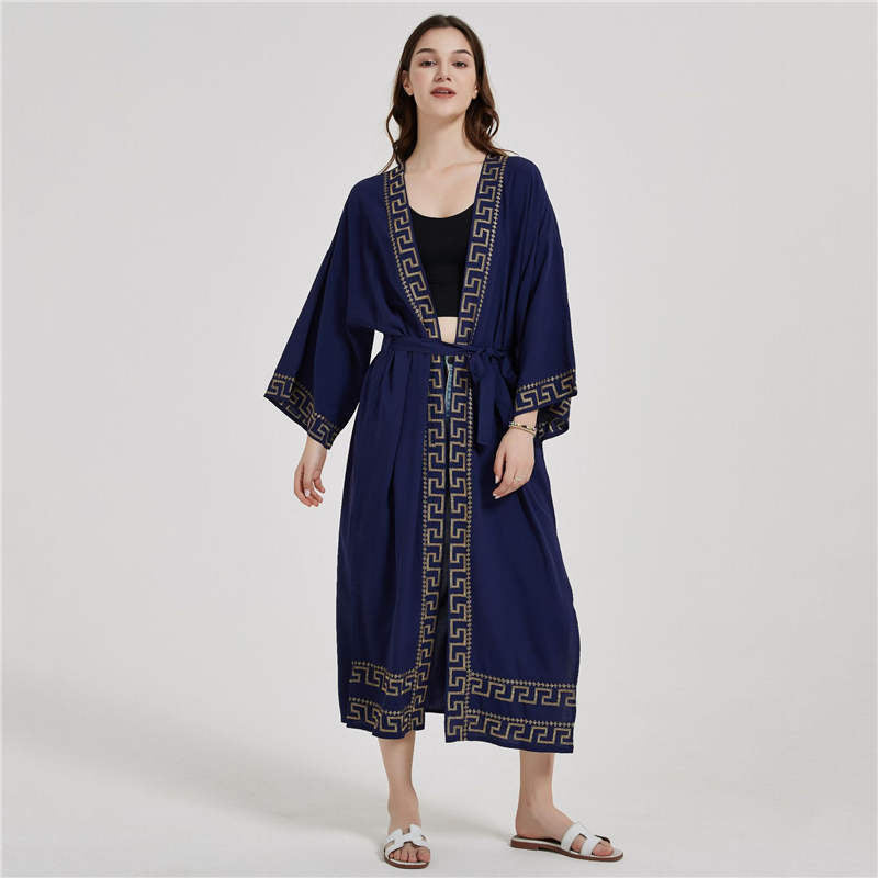 Dame elegant kimono med kunstneriske udsmykninger Stilla