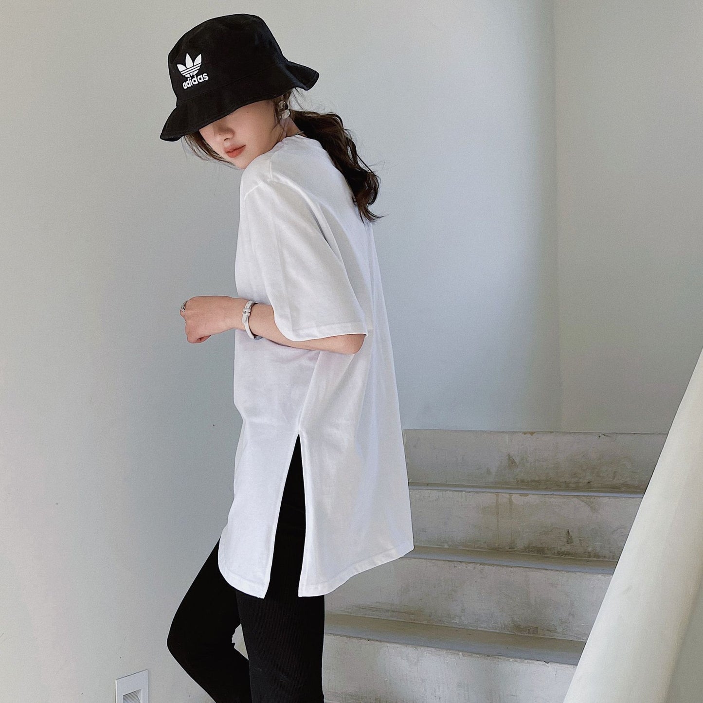 Dame afslappet basis T-shirt med praktisk brystlomme og moderne snit Stilla