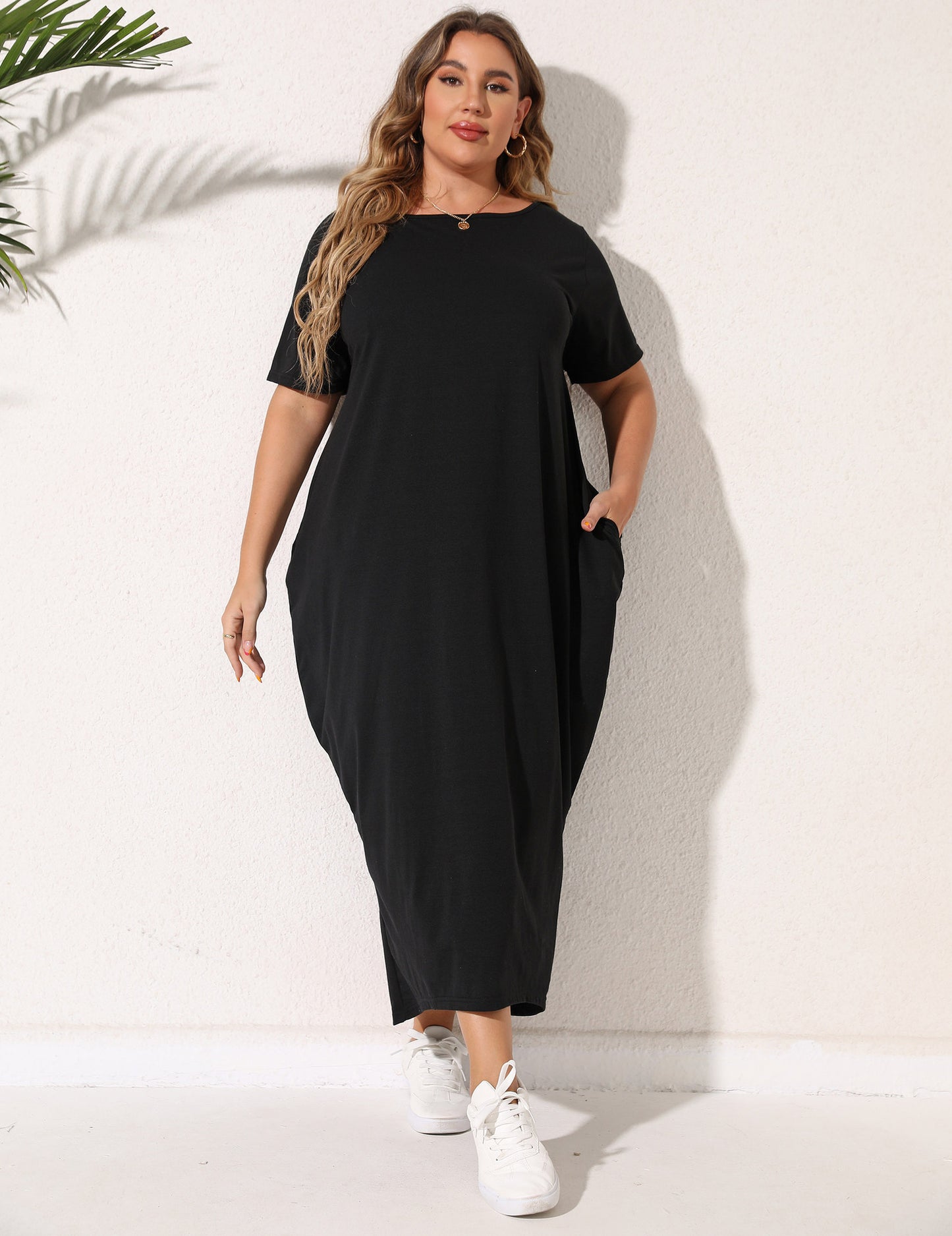 Dame afslappet maxikjole med praktische lommer og rund halsudskæring Stilla