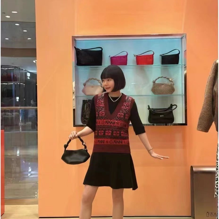 Dam strikvest med V-udskæring og festligt mønster Stilla