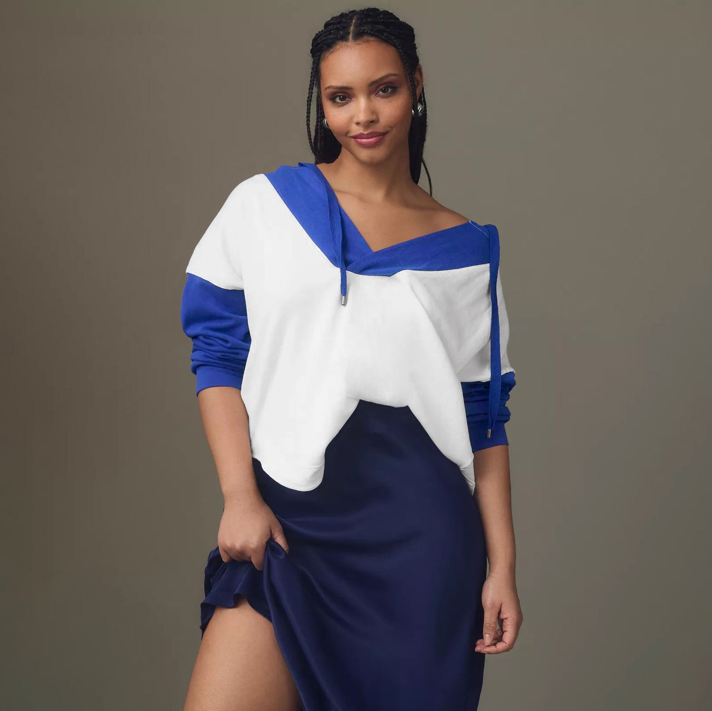 Dame afslappet hoodie med dyb V-udskæring og kontrasterende syninger Stilla