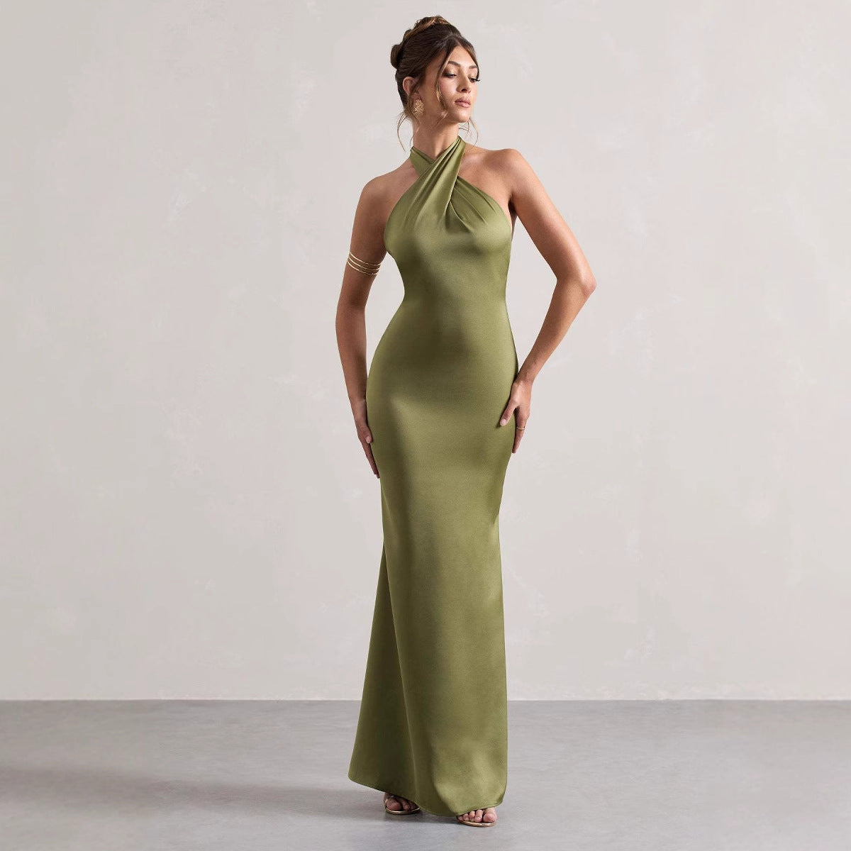 Dame Elegant aftenkjole med asymmetrisk halterneck og figursyet snit Stilla